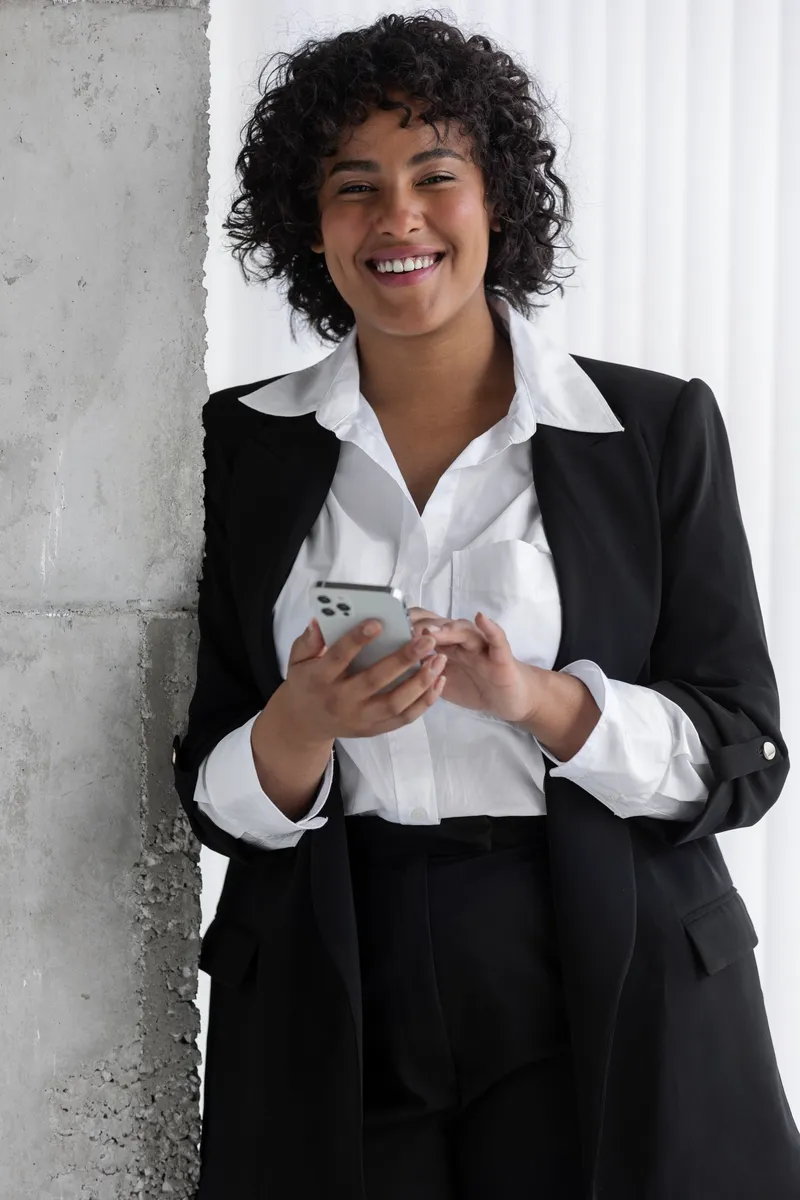 Mulher sorrindo segurando o celular